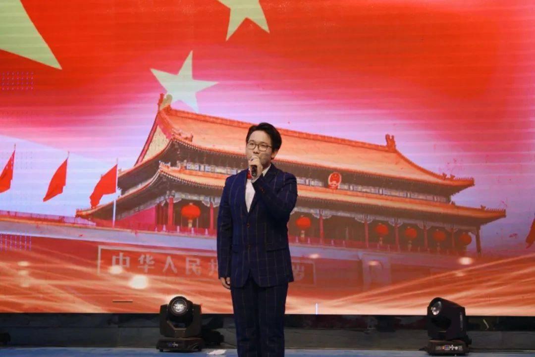 飞扬的独眼鸟